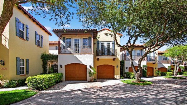 1028 Coralina Ln Delray Beach, FL 33483