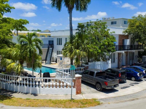 105 NE 16th Ter Fort Lauderdale, FL 33301
