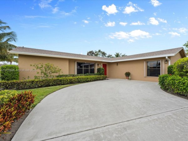 102 Chapel Tequesta, FL 33469