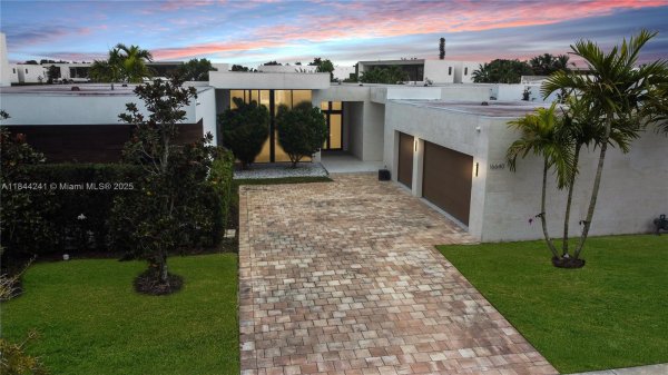 16640 Sunset Way Weston, FL 33326 16640 Sunset Way Weston, FL 33326