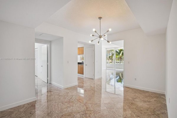 5970 Indian Crk Dr #302 Miami Beach, FL 33140