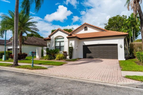 1441 E Lacosta Dr E Pembroke Pines, FL 33027