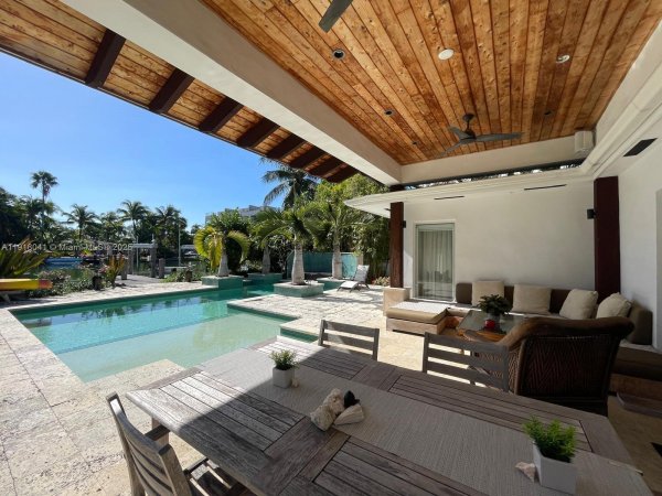 670 S Shore Dr Miami Beach, FL 33141