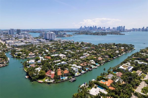 1520 W 22nd St Miami Beach, FL 33140