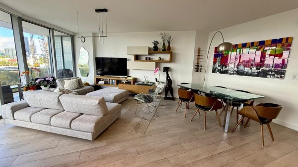 488 NE 18th St #700 Miami, FL 33132