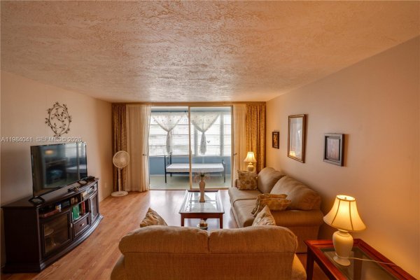 2841 Somerset Dr #318 Lauderdale Lakes, FL 33311