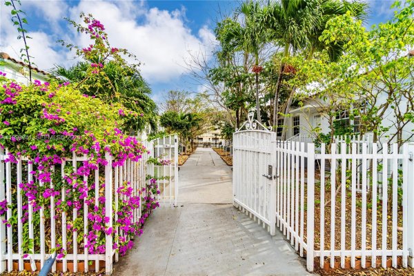 8335 E Crespi Blvd #4 Miami Beach, FL 33141