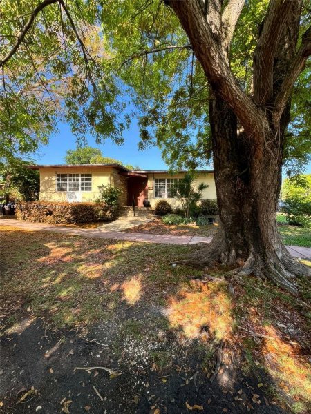 4582 Royal Palm Ave Miami Beach, FL 33140