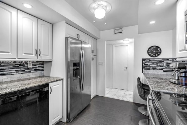 1000 Parkview Dr #715 Hallandale Beach, FL 33009