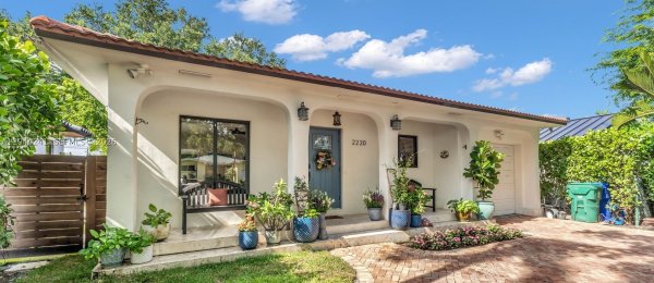 2220 SW 25th St Miami, FL 33133