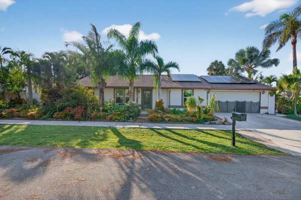 380 N Caloosahatchee Ave Jupiter, FL 33458