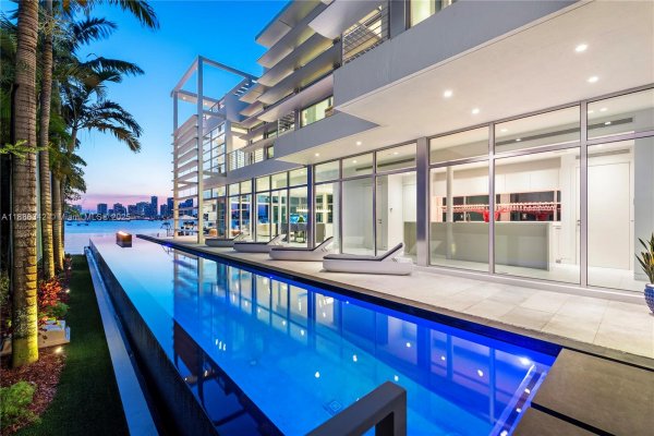 440 S Hibiscus Dr Miami Beach, FL 33139