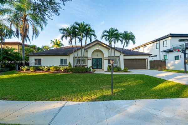 8235 NW 157th Ter Miami Lakes, FL 33016