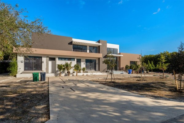 5825 SW 111th Ter Pinecrest, FL 33156