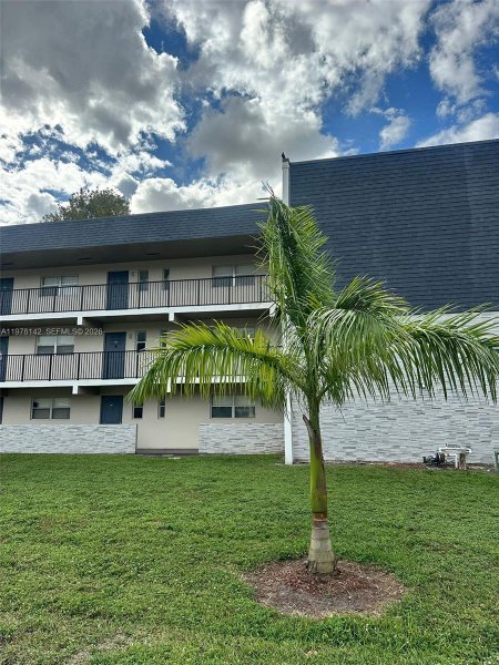 8000 Fairview Dr #306 Tamarac, FL 33321