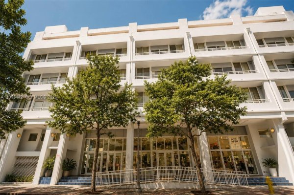 3250 Grand Ave #307 Miami, FL 33133