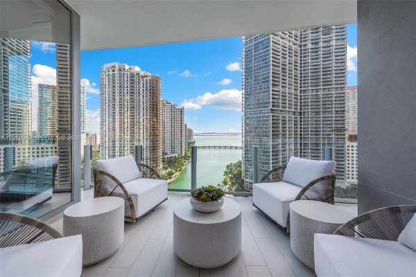 300 Biscayne Blvd Way #1605 Miami, FL 33131