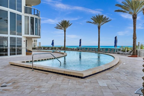 17201 Collins Ave# Den #1203 Sunny Isles Beach, FL 33160