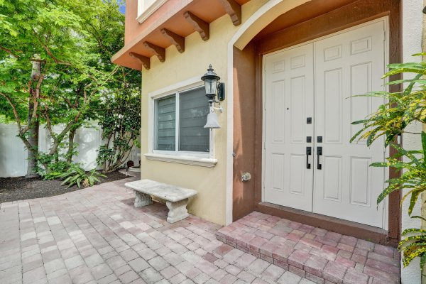 804 NE 7th Fort Lauderdale, FL 33304