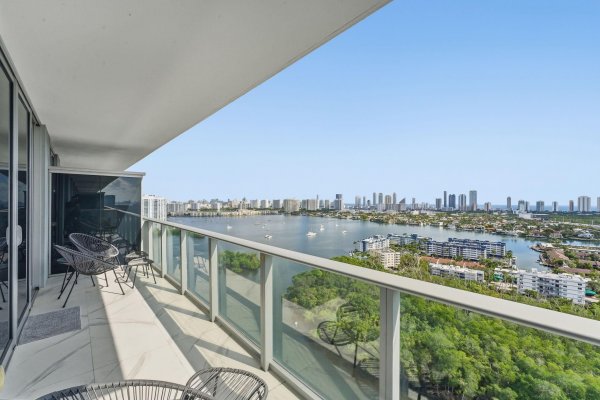 16385 Biscayne Blvd #2516 North Miami Beach, FL 33160