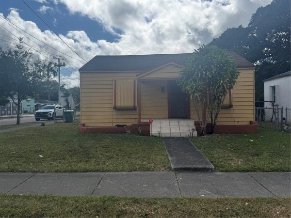 1300 NW 42nd St Miami, FL 33142