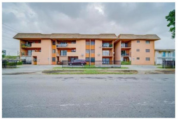 1471 W 43rd Pl #302 Hialeah, FL 33012
