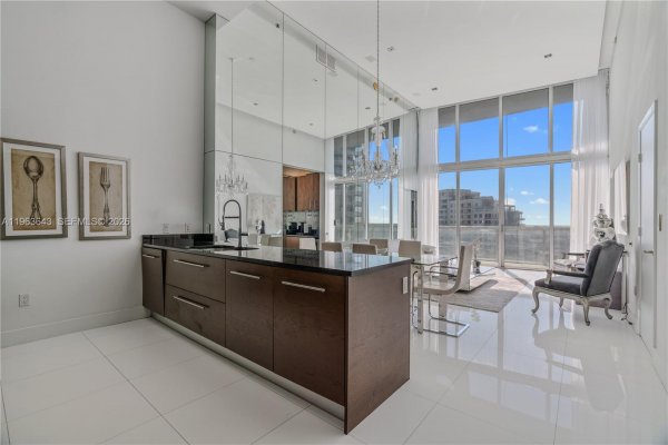 465 Brickell Ave #2805 Miami, FL 33131