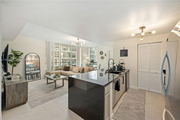 300 S Biscayne Blvd #T-1502 Miami, FL 33131