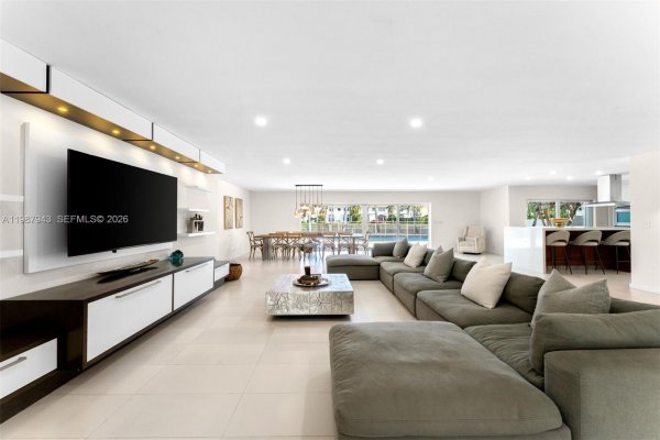 1525 Diplomat Pkwy Hollywood, FL 33019