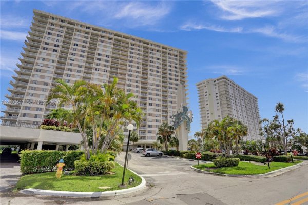 300 Bayview Dr #PH10 Sunny Isles Beach, FL 33160