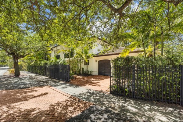 2301 Tigertail Ave Coconut Grove, FL 33133