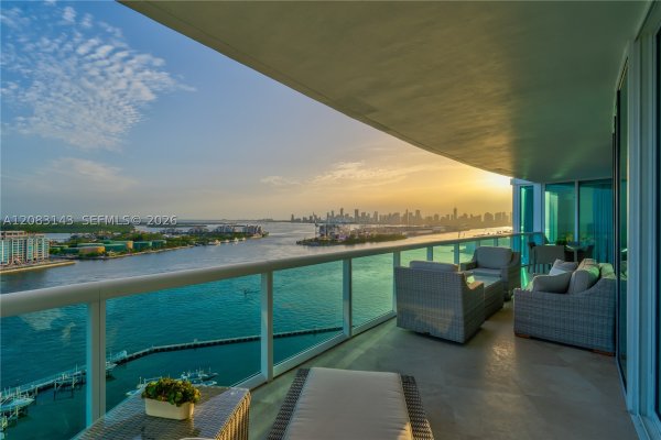 1000 S Pointe Dr #2202 Miami Beach, FL 33139