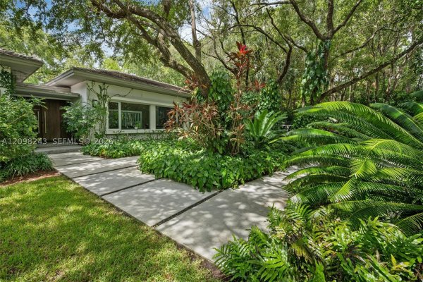 6080 SW 102nd St Pinecrest, FL 33156