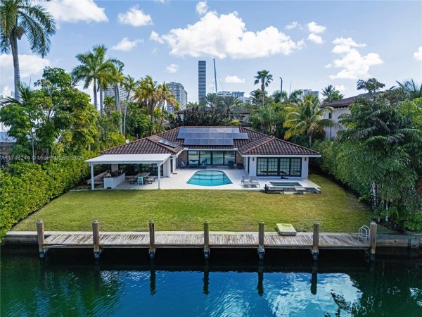 524 Oleander Dr Hallandale Beach, FL 33009