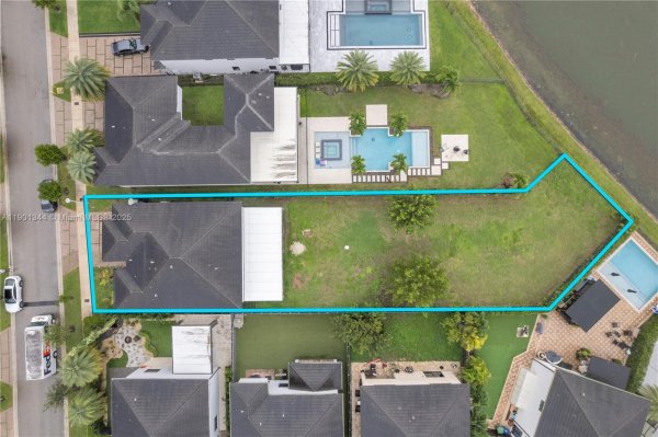 8822 NW 161st Ter Miami Lakes, FL 33018