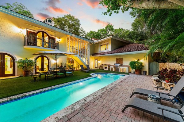 3506 Banyan Cir Miami, FL 33133