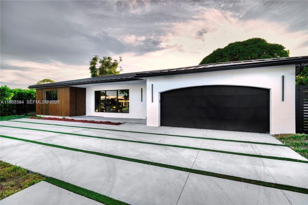 5561 NE 28th Ave Fort Lauderdale, FL 33308