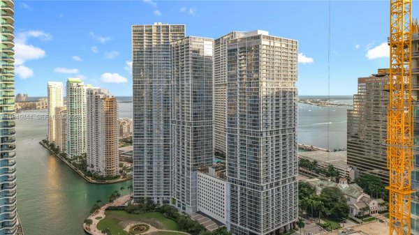 475 Brickell Ave #4215 Miami, FL 33131