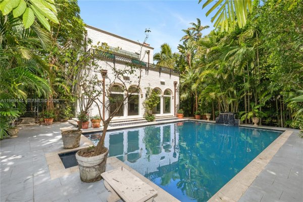 3685 Royal Palm Ave Miami, FL 33133