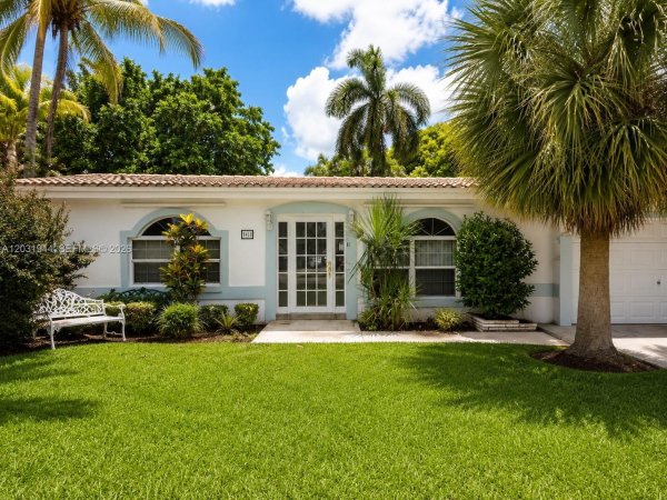 800 NE 2nd Ct Hallandale Beach, FL 33009