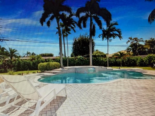 70 SE 10th Pompano Beach, FL 33060