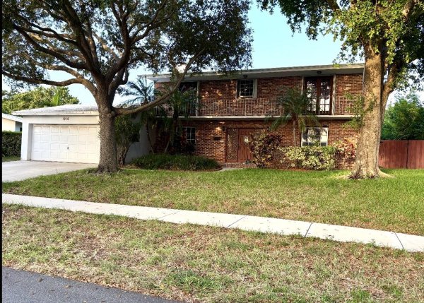 1916 Harbourview Dr Fort Lauderdale, FL 33316
