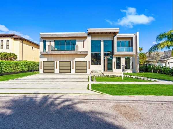 2441 NE 48th Lighthouse Point, FL 33064