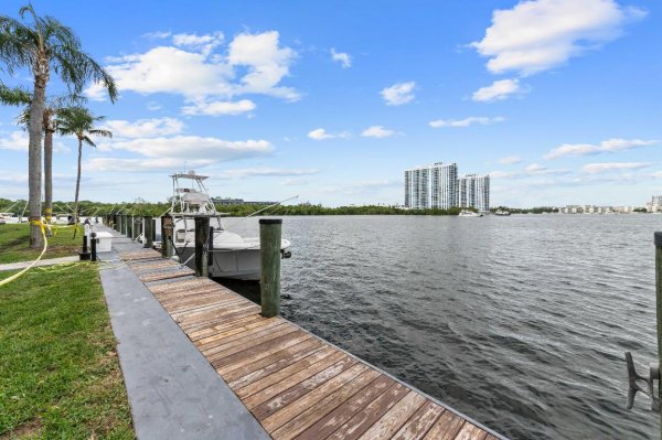 16546 NE 26th #5h North Miami Beach, FL 33160