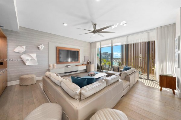 3581 E Glencoe St #403 Miami, FL 33133