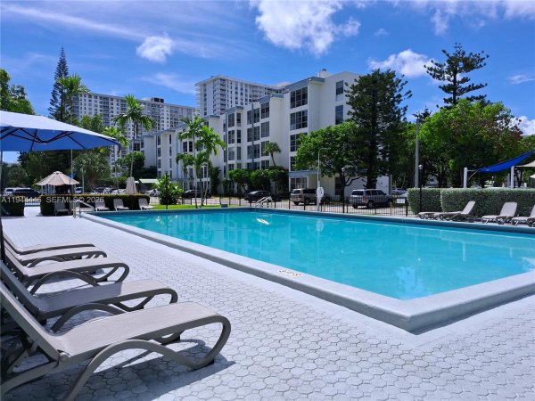 17570 Atlantic Blvd #104 Sunny Isles Beach, FL 33160