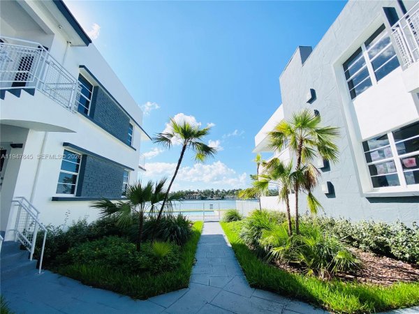 960 Bay Dr #902 Miami Beach, FL 33141