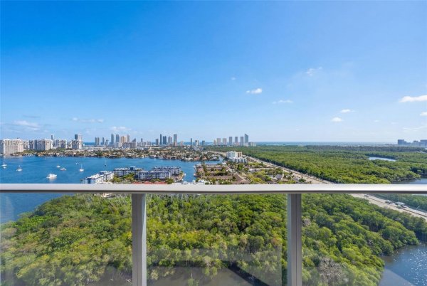 16385 Biscayne Blvd #2920 North Miami Beach, FL 33160