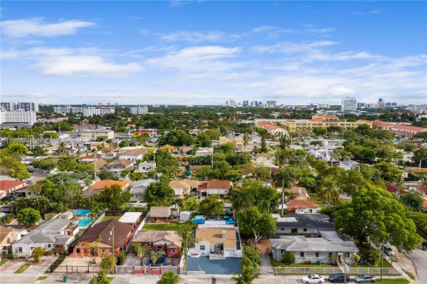 2376 NW 2nd St Miami, FL 33125