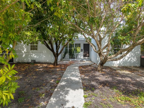 8942 Carlyle Ave Surfside, FL 33154